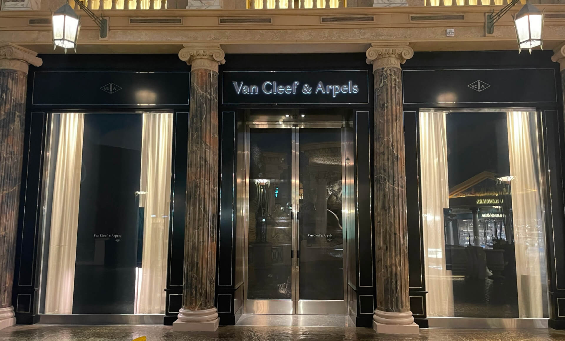 Van Cleef boutique in Forum Shops