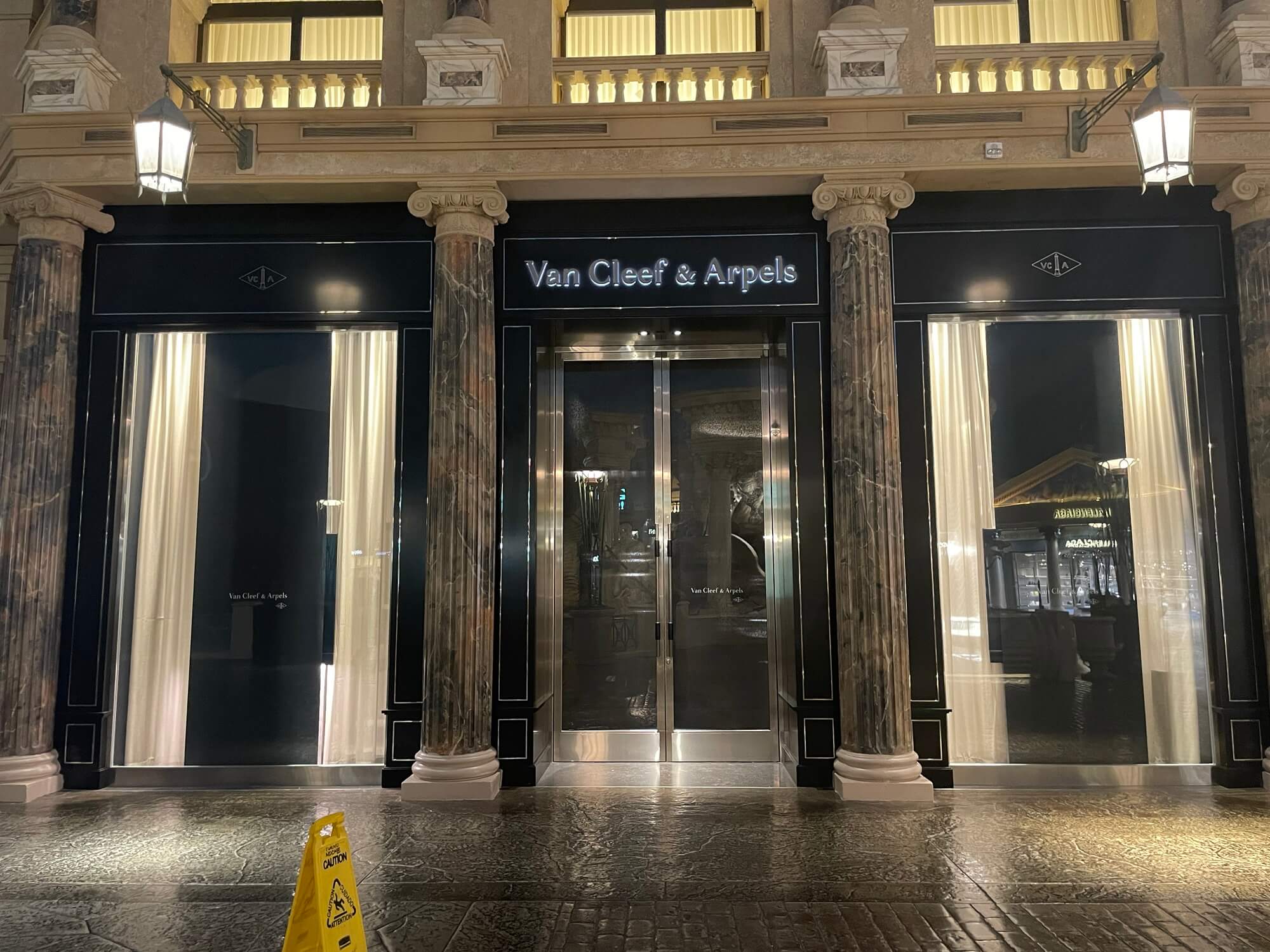 Van Cleef Forum Shops, project image 1